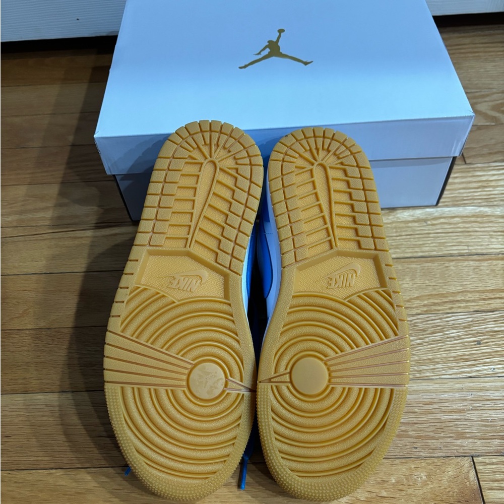 Jordan women’s Sneakers in Blue and White - Picture 3 of 5